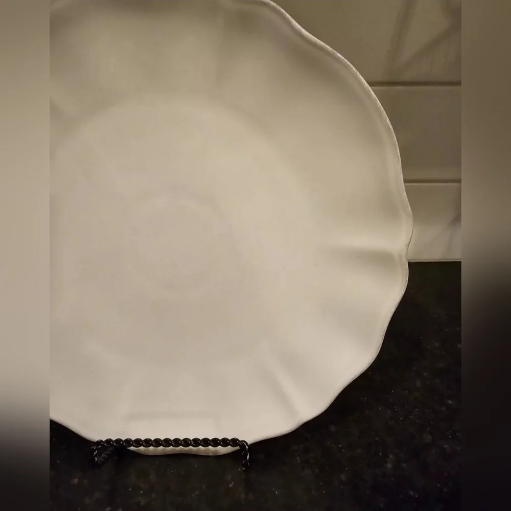 Crate & barrel sintra scalloped dinner plate